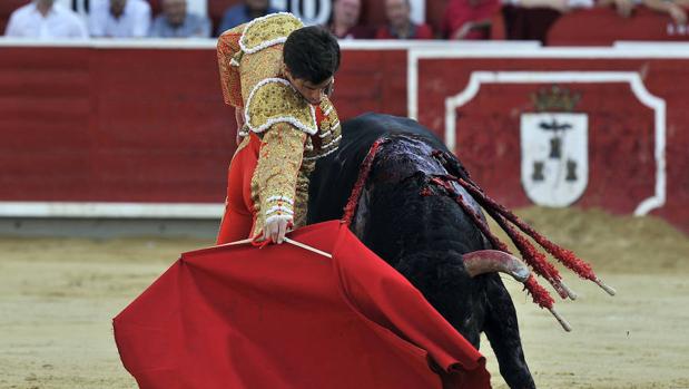 El diestro Rubén Pinar da un pase a uno de sus astados en el último festejo de la feria de la Virgen de los Llanos de Albacete