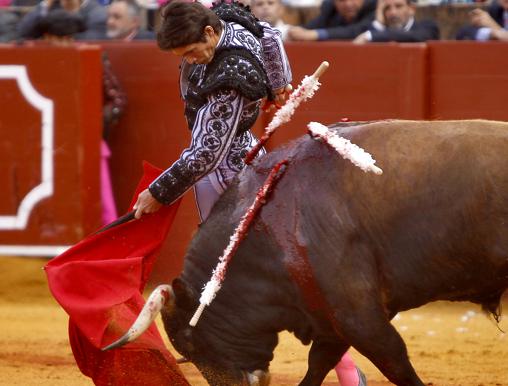 Castella, en el inicio de un pase de pecho al extraordinario cuarto