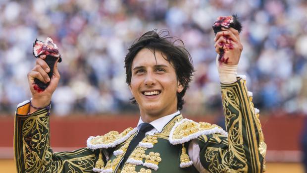 Roca Rey pasea las dos orejas del tercer toro