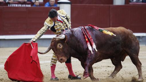 Derechazo de Diego Urdiales al primero de la tarde, sin humillar