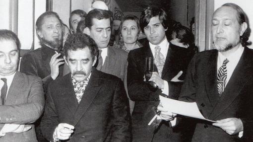 El jurado del premio Biblioteca Breve de novela de 1970, formado por García Hortelano (i), Gabriel García Márquez (2i), Mario Vargas Llosa (detras 2i) y José María Castellet (d), tras declarar desierta la edición de aquel año hasta que se aclarase la situacion económica de Carlos Barral (2 fila dcha) después de la muerte de Víctor Seix, socio de la editorial Seix Barral