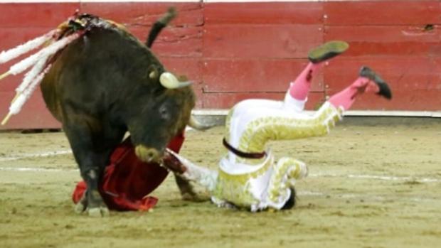 Momento del percance a Luis David Adame