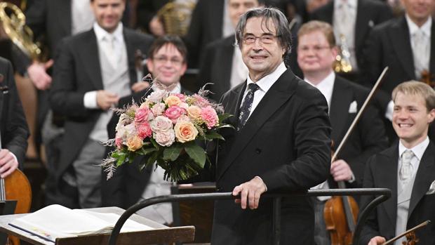 Riccardo Muti recibió un ramo de flores al finalizar el concierto