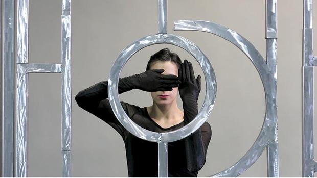 Performance y escultura en aluminio creada en 2014 por el artista argentino Osías Yanov (1980)