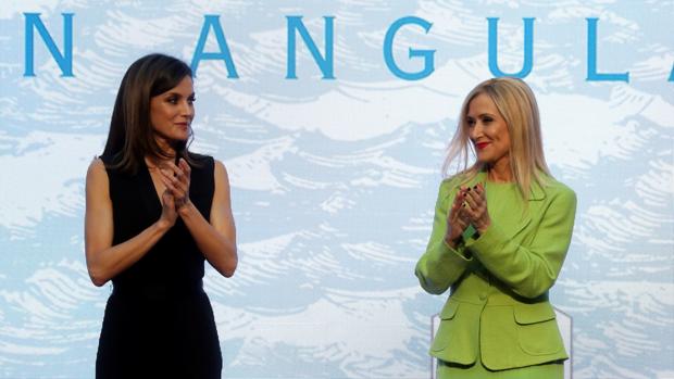 La Reina junto a la presidenta de la Comunidad de Madrid, Cristina Cifuentes, durante la entrega de los premios