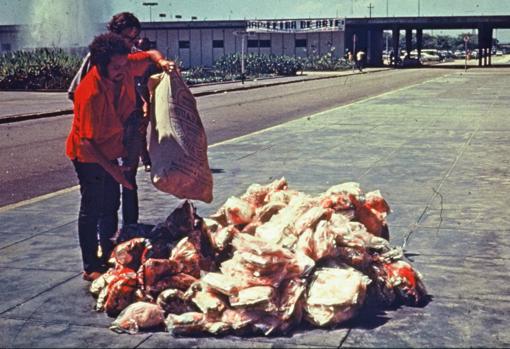 «DEFL... Situaçao...+S+...Ruas» (1970), de Artur Barrio
