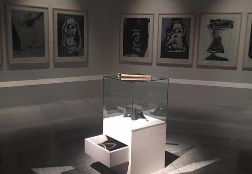 ''Martillo, yunque y estribo' rodeado de la obra de Antonio Saura