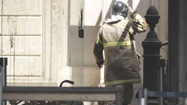 Un bombero trabaja entre los restos del Museo Nacional de Río de Janeiro, arrasado por un incendio