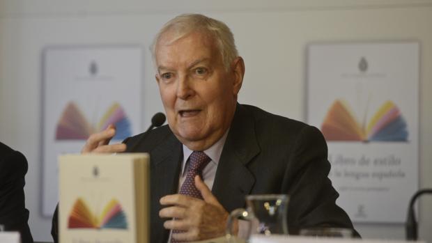 Víctor García de la Concha, director honorario de la RAE y coordinador del «Libro de estilo de la lengua», en la presentación de la obra