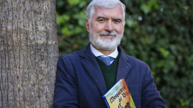 Juan Pedro Delgado Espadas, con un ejemplar de su nueva novela, «Mosquetero del Rey»