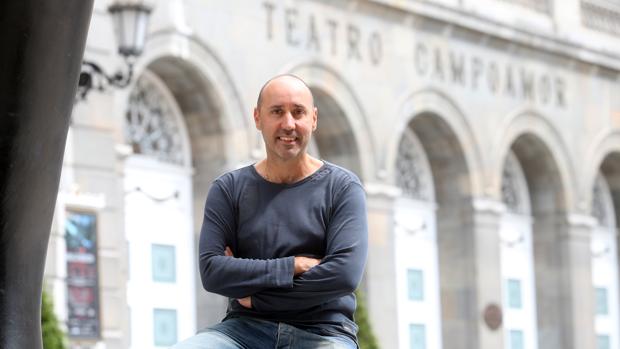Javier Menéndez Álvarez junto al Teatro Campoamor, donde tiene lugar la temporada de ópera