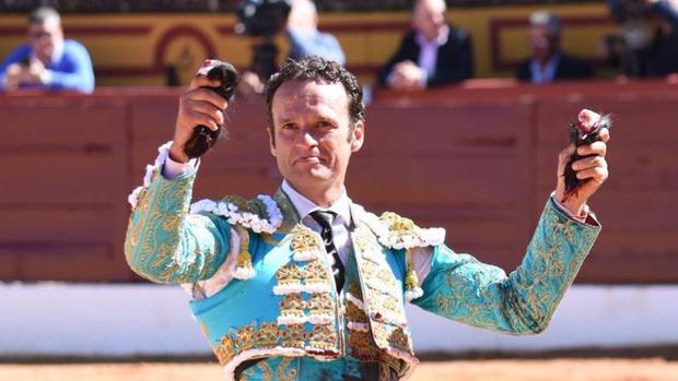 Antonio Ferrera pasea dos orejas