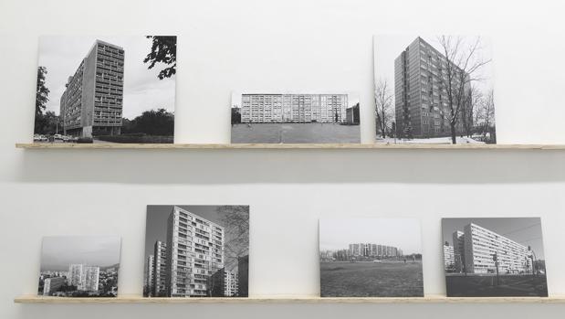 Detalle de los conjuntos fotográficos expuestos en «Y la tierra será el paraíso»