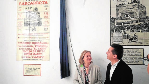 La presidenta editora de ABC, Catalina Luca de Tena, y el alcalde de Barcarrota, Alfonso Macias, junto a los azulejos en homenaje a nuestro diario