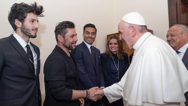 Sebastián Yatra, Miguel Poveda y Carlos Rivera, saludando al Papa Francisco
