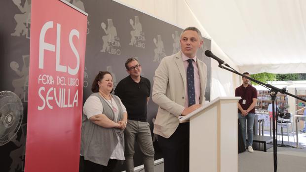 El adjunto al director de ABC Sevilla, Alberto García Reyes, junto a Marta Carrasco y Jesús Morillo