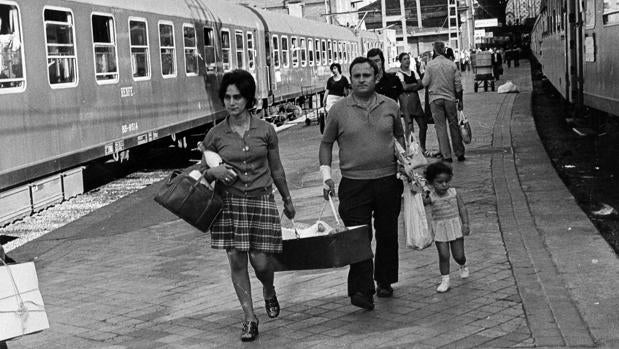 Familia en la Estación de Atocha en la década de los 60