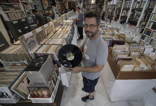 Alberto Pérez, propietario de Don Cecilio, con un ejemplar del debut de Pájaro
