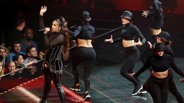 Rosalía, durante su actuación en los MTV Video Music Awards 2019