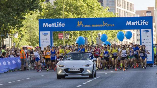 Vista de la salida de la carrera 15Km Metlife Madrid, a los pies de las Torres Kio