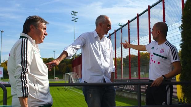 Martí Perarnau (centro), junto a Pep Guardiola (derecha) y Domènec Torrent (izquierda)