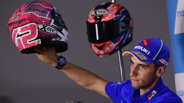 Áex Rins muestra el casco que llevará este fin de semana para concienciar sobre el cáncer de mama