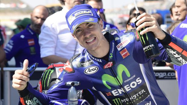 Maverick Viñales celebra la «pole» en Aragón