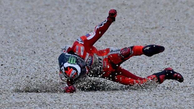 Jorge Lorenzo, durante su caída