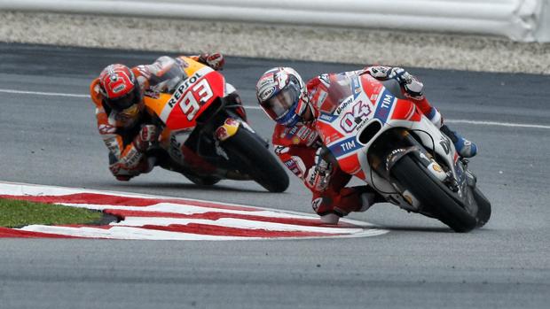 Márquez persigue a Dovizioso en el GP de Malasia