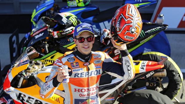 Marc Márquez saluda a los aficionados tras ganar la «pole» en Valencia