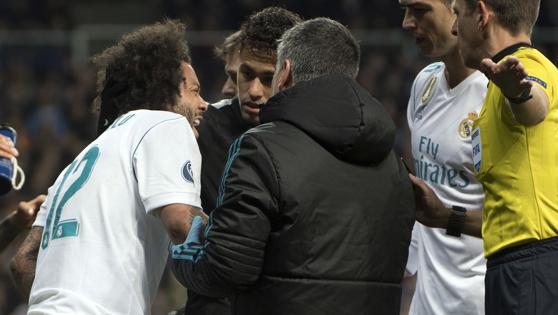 Marcelo se duele tras su choque con Alves. Se terminó recuperando
