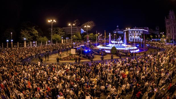 Miles de aficionados del Real Madrid se congregaron en la plaza de Cibeles momentos después de la consecución de la decimotercera Champions
