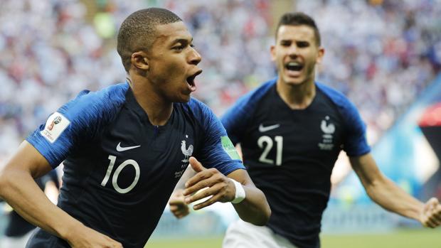 Mbappé y Lucas Hernández celebran el gol del primero contra Argentina
