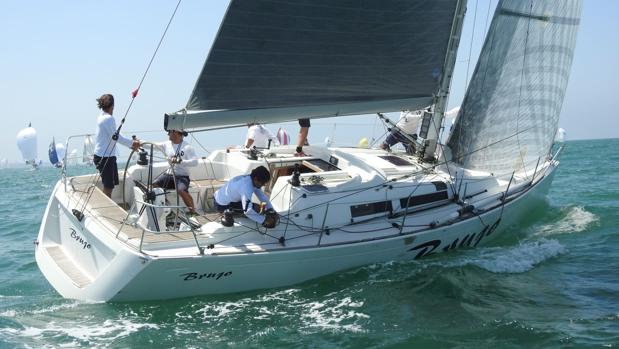 La embarcación Brujo en una regata