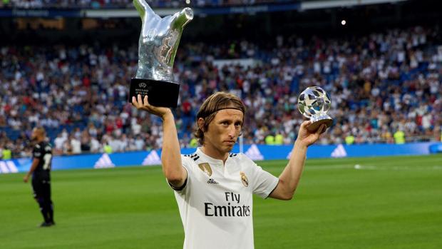 Luka Modric ofrece el Santiago Bernabéu el premio de mejor jugador del año de la UEFA