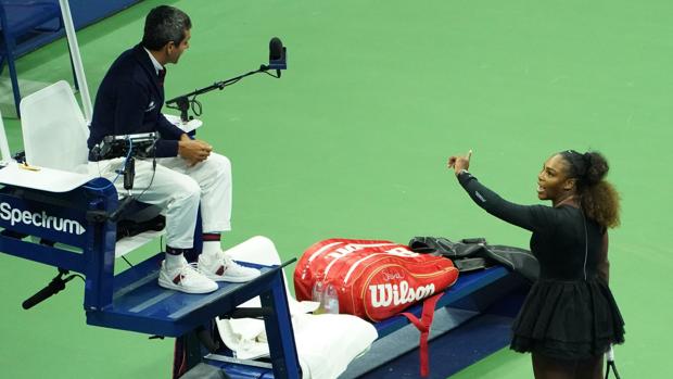 Serena Williams, en plena discusión con el juez de silla