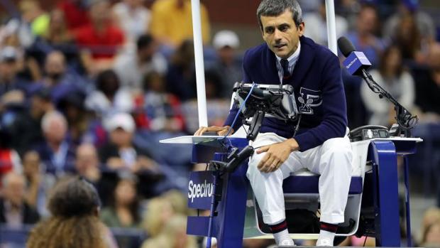 Carlos Ramos dutante el polémico partido entre Serena Williams y Naomi Osaka