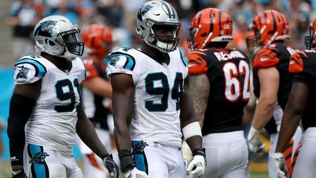 Efe Obada, número 94, debutó en la NFL ante los Cincinnati Bengals