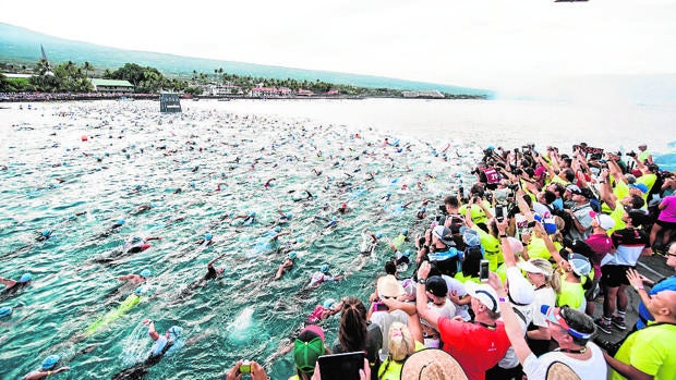 Los participantes de la pasada edición de Ironman Hawái, fotografiados por aficionados