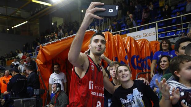 Marc García, junto a unos aficionados del Fuenlabrada