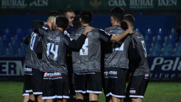 Los jugadores del Antequera celebran su gol en Linarejos