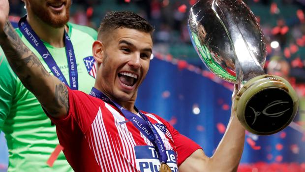 Lucas Hernández, con la Supercopa de Europa