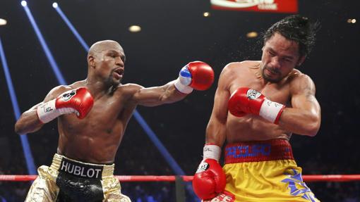 Mayweather contra Pacquiao en su pelea en 2015