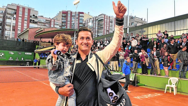 Almagro, con su hijo de dos años, en su despedida como tenista, en Murcia
