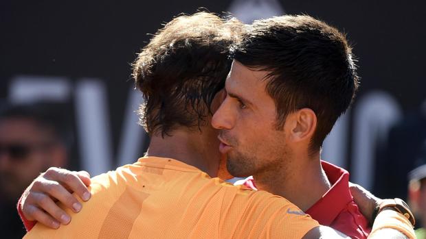 Nadal y Djokovic se abrazan en las semifinales del último Masters de Roma