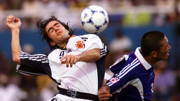 Pablo Couñago disputa el balón a un rival de la selección de Japón en la final del Mundial sub 20 de Nigeria 1999