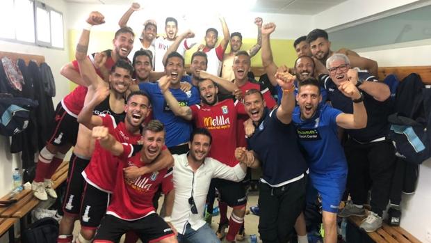 Los jugadores del Melilla celebran la clasificación para el playoff de ascenso a LaLiga 123
