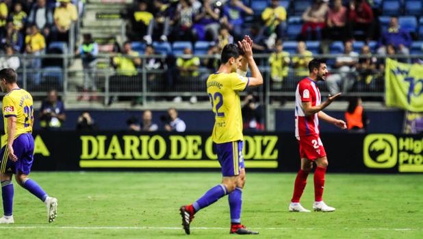 Kecojevic aplaude a la afición tras ser cambiado.