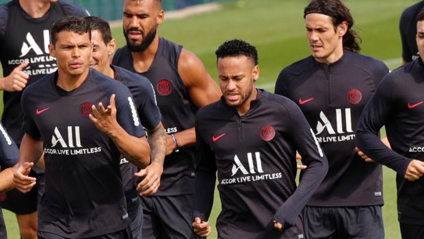 Neymar durante un entrenamiento del PSG