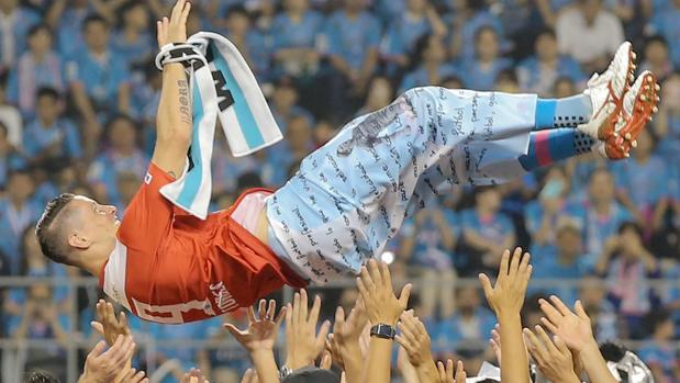Torres, manteado por sus compañeros del Sagan Tosu